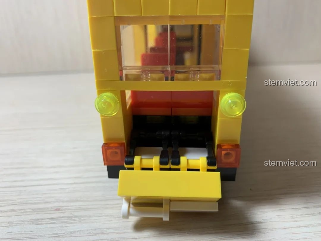 Các cửa sổ trong suốt của xe buýt WANGE 3971, nhìn rõ nội thất.