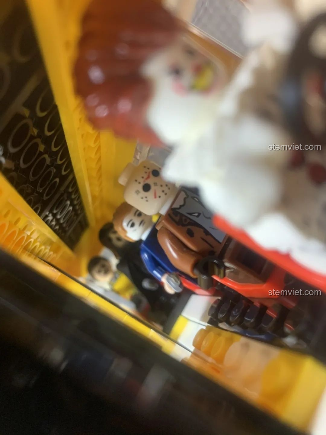 Mô hình xe buýt WANGE 3971 được đặt cạnh các mô hình khác, thể hiện khả năng kết hợp.