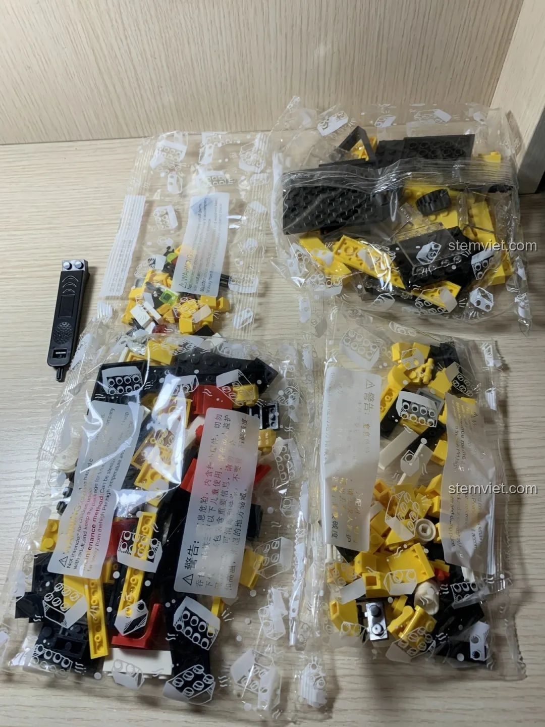 Các túi chi tiết, dụng cụ tách mảnh và sticker bên trong hộp Xe buýt liên tỉnh WANGE 3971.