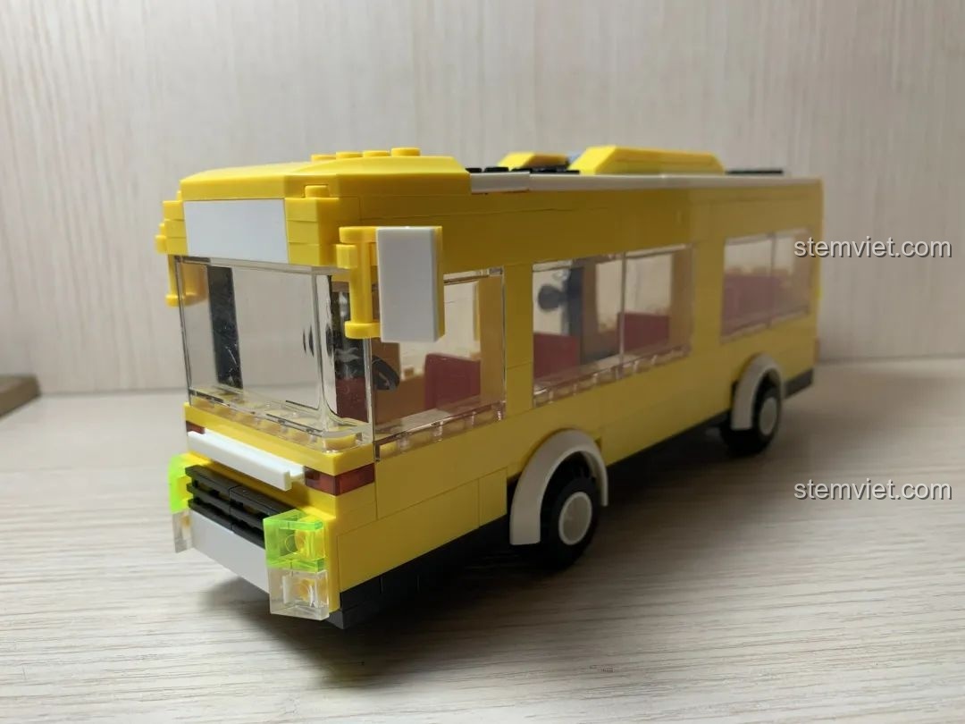 Mô hình xe buýt WANGE 3971 đã lắp ráp, cho thấy các chi tiết và màu sắc.