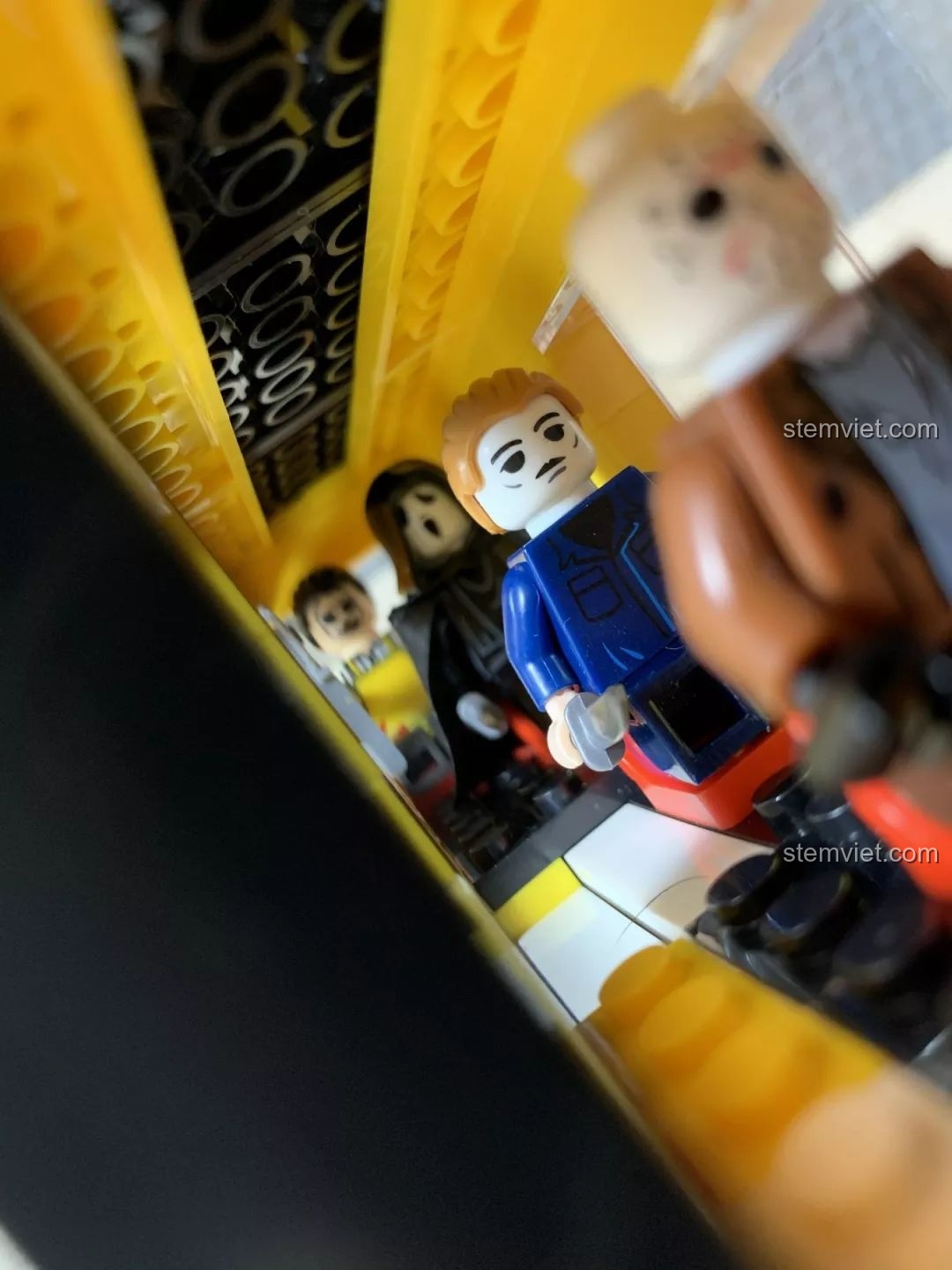 Các nhân vật phim kinh dị được đặt bên trong xe buýt WANGE 3971.