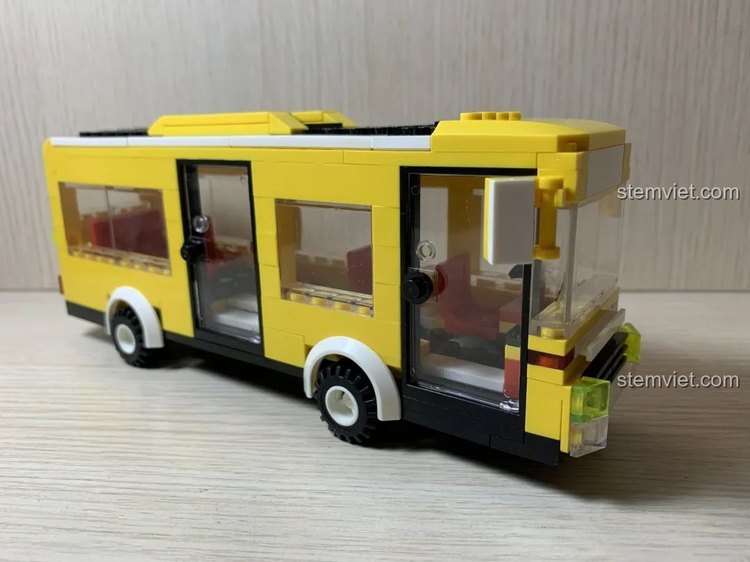 Nội thất xe buýt WANGE 3971 với các hàng ghế màu đỏ.