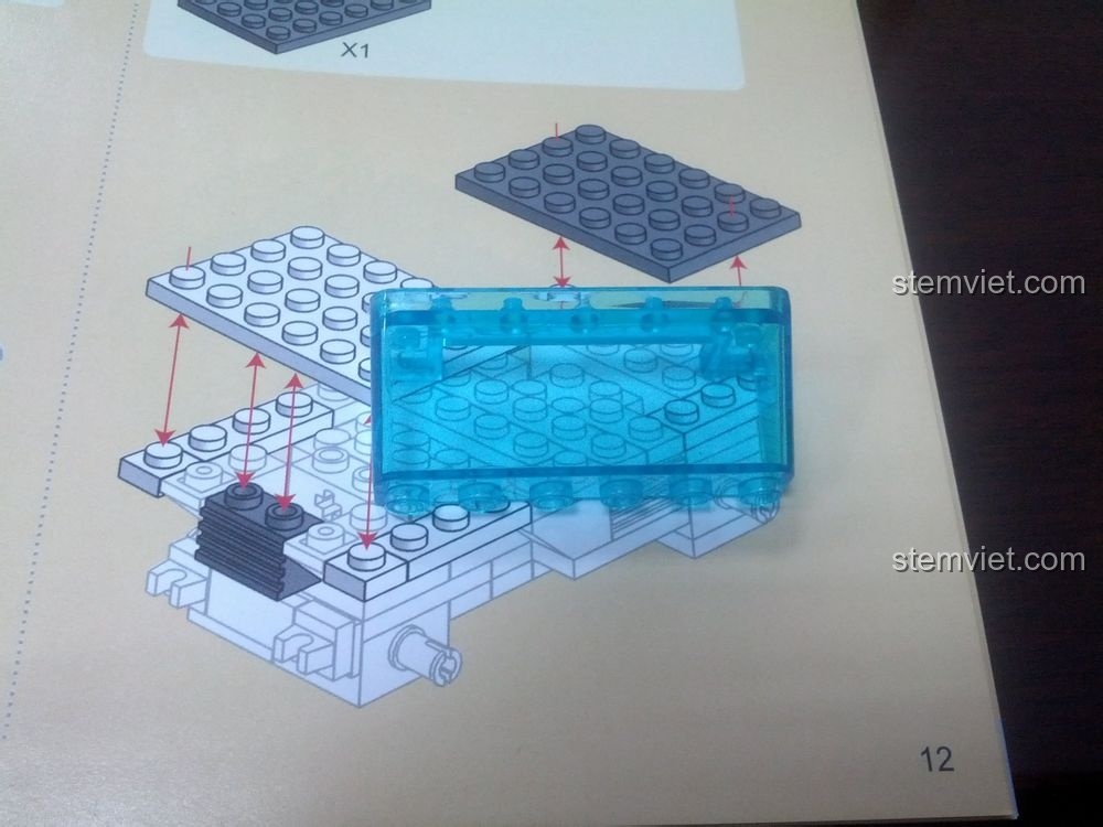 Một bước trong quá trình lắp ráp bộ WANGE 51011 Xe Tuần Tra Cảnh Sát, thể hiện cách ghép các mảnh trong suốt.