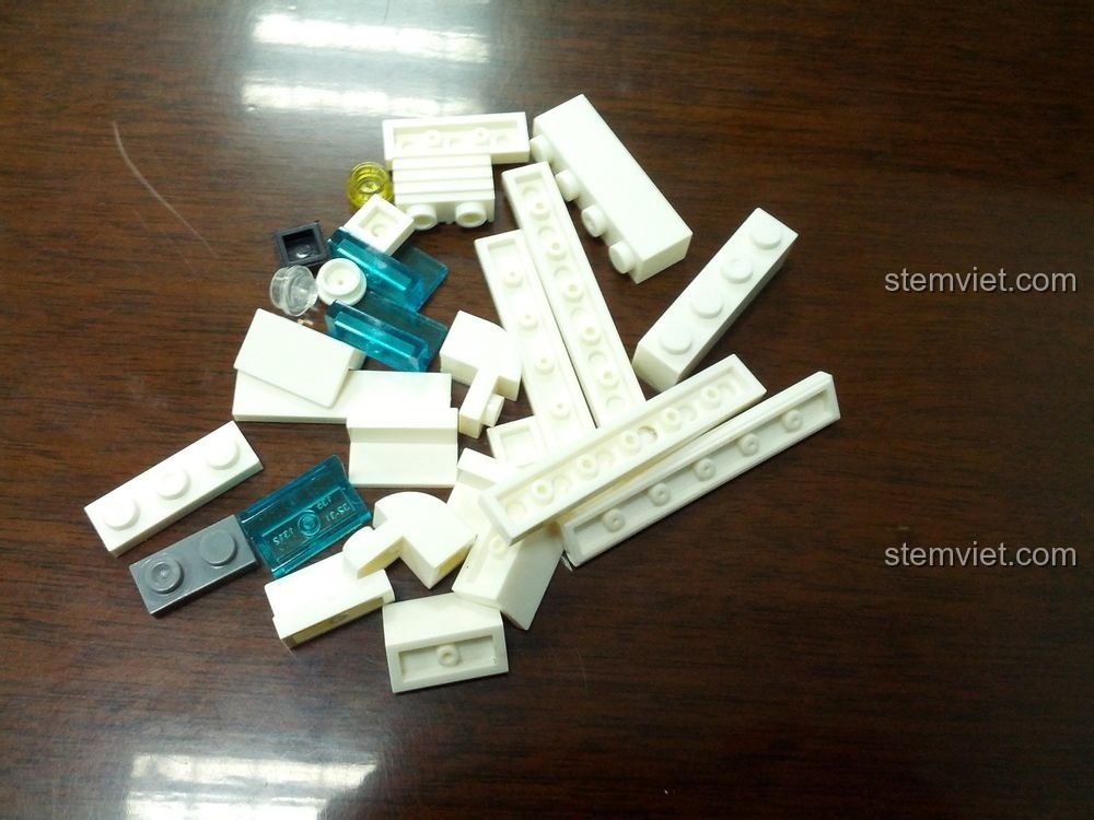 Các mảnh ghép còn lại sau khi hoàn thành bộ WANGE 51011 Xe Tuần Tra Cảnh Sát, cho thấy khả năng sáng tạo thêm.