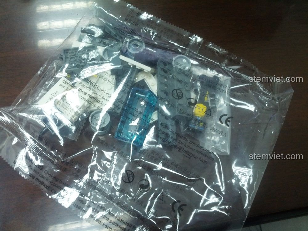 Túi mảnh ghép chứa các minifigures cảnh sát và tên cướp cùng các chi tiết trong suốt của bộ WANGE 51011.