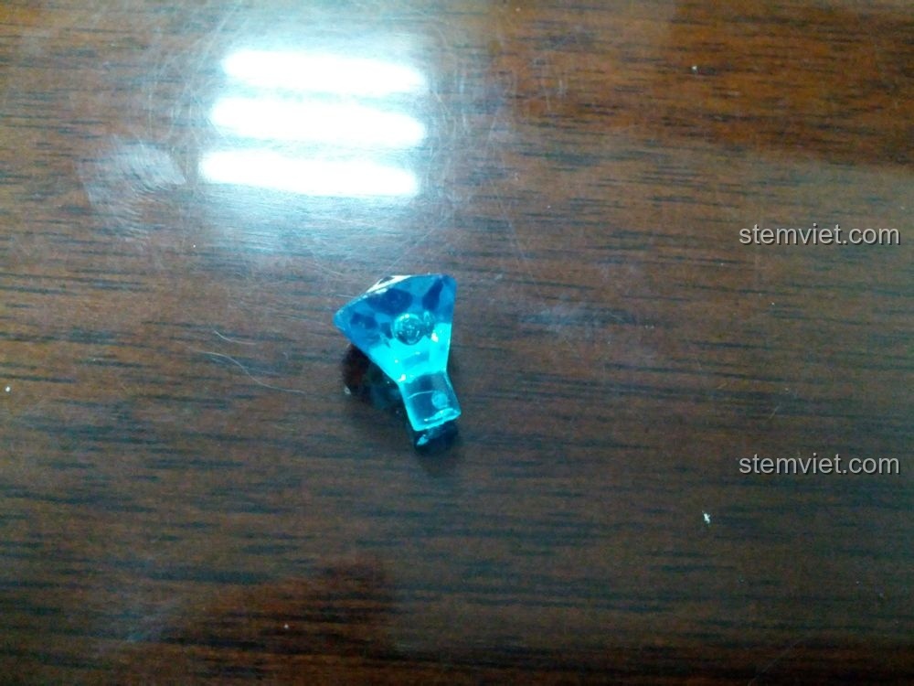 Mảnh ghép hình viên đá quý màu xanh dương trong bộ WANGE 51011, có thể dùng làm đèn tín hiệu hoặc chi tiết trang trí.