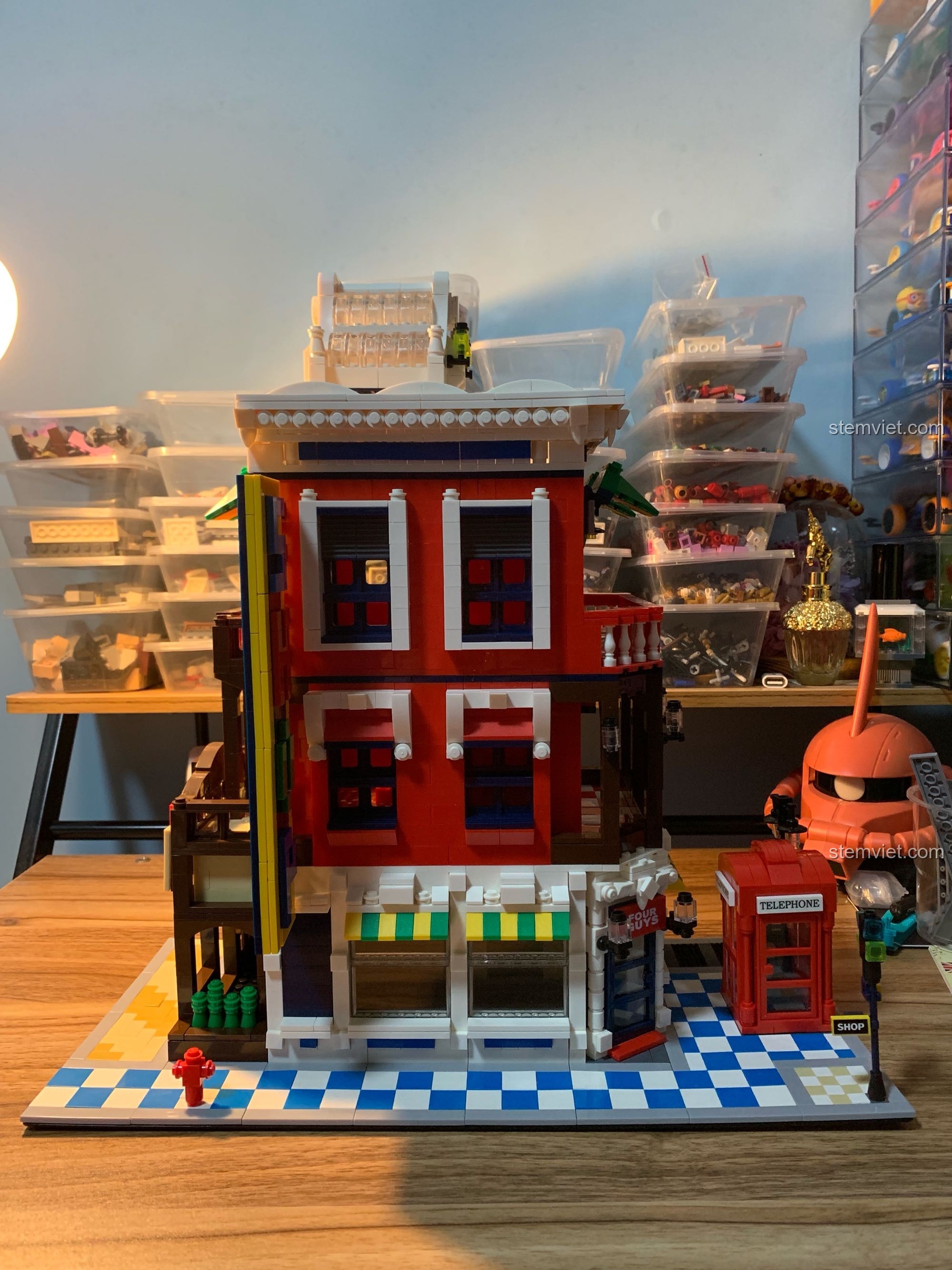 Cận cảnh các chi tiết mặt tiền của mô hình WANGE 6311 Cửa Hàng Góc Phố, bao gồm cửa sổ, ban công và biển hiệu.