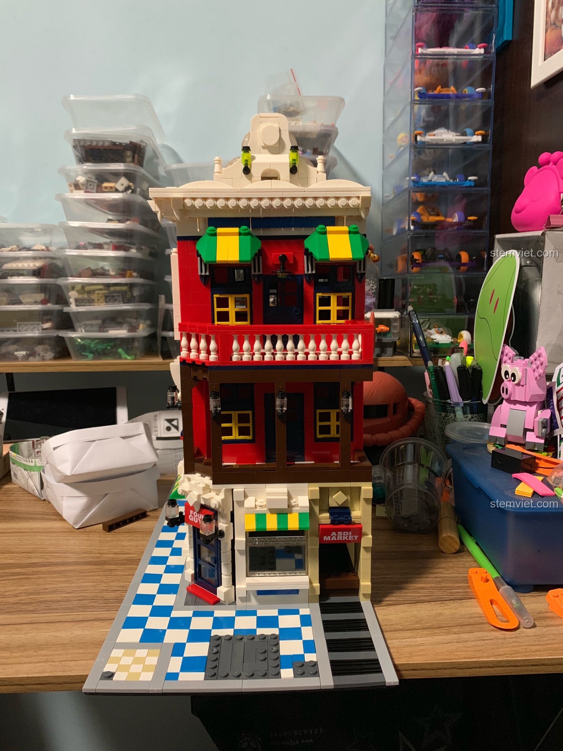 Mô hình đồ chơi lắp ráp WANGE 6311 Cửa Hàng Góc Phố đang trong quá trình lắp, thể hiện cấu trúc ban đầu và độ chi tiết.