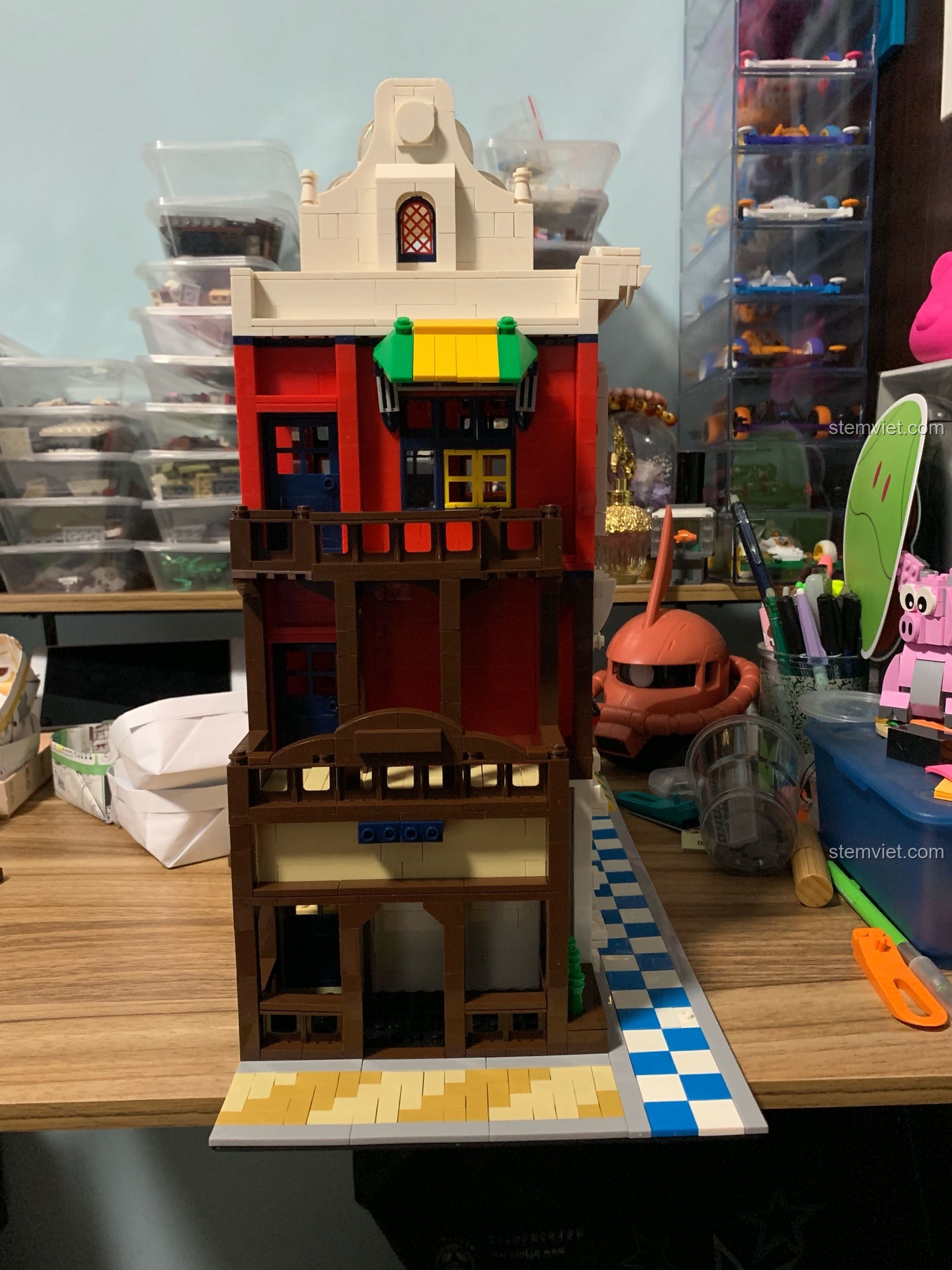 Góc nhìn khác của mặt bên mô hình WANGE 6311 Cửa Hàng Góc Phố, phô bày các chi tiết trang trí và cấu trúc.