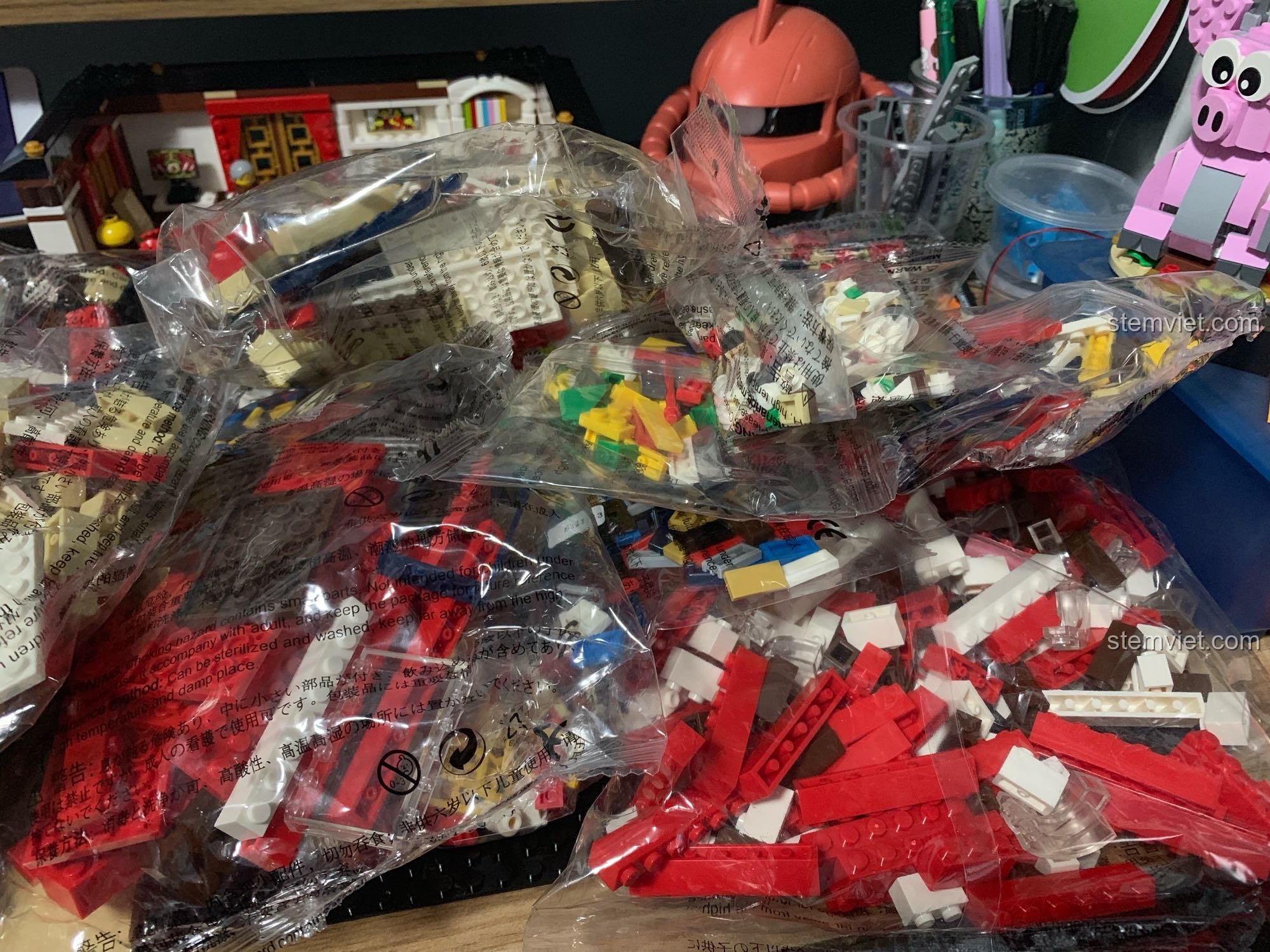 Các túi mảnh ghép nhựa ABS cao cấp của bộ đồ chơi lắp ráp WANGE 6311 Cửa Hàng Góc Phố, đầy màu sắc và sẵn sàng để lắp.