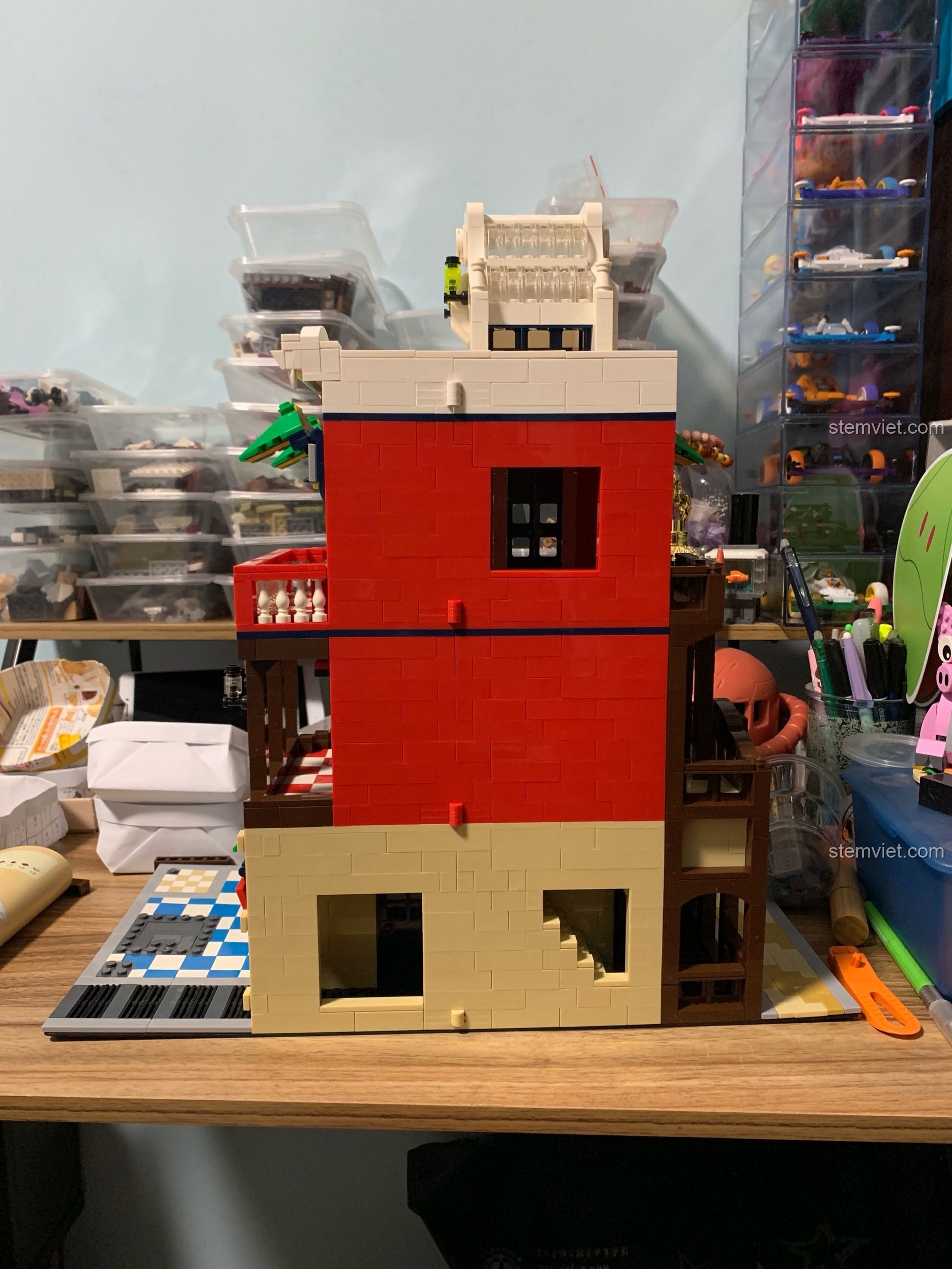 Góc nhìn bên hông của mô hình đồ chơi lắp ráp WANGE 6311 Cửa Hàng Góc Phố, thể hiện cấu trúc ba mặt tường đặc trưng.