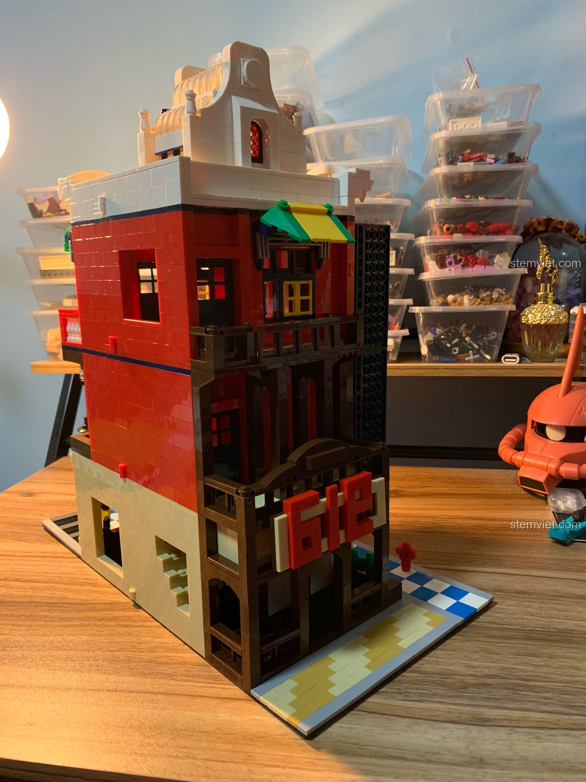 Mặt sau của mô hình đồ chơi lắp ráp WANGE 6311 Cửa Hàng Góc Phố, cho thấy cấu trúc ba mặt tường đặc trưng của sản phẩm.