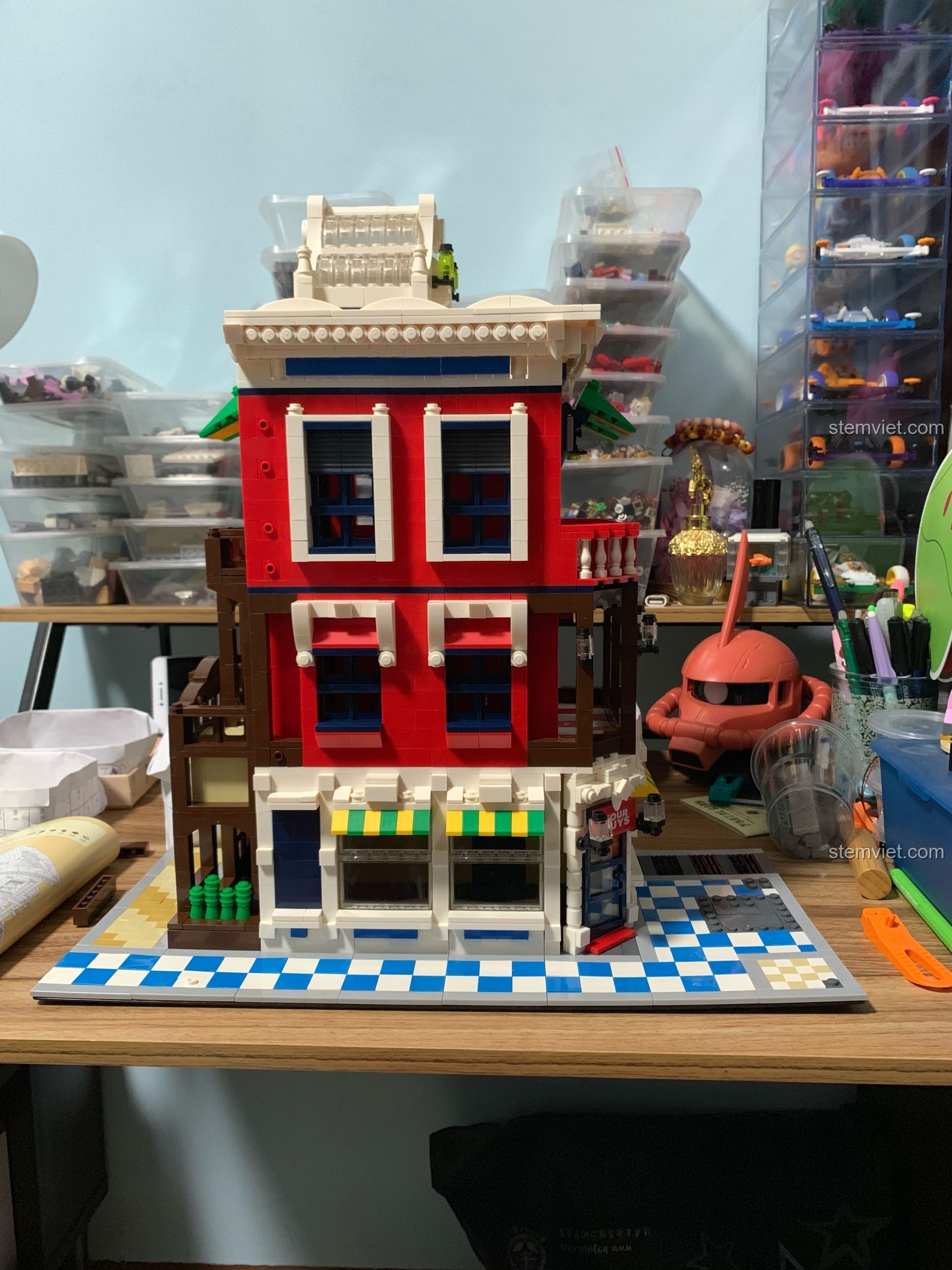 Cận cảnh mặt trước của mô hình WANGE 6311 Cửa Hàng Góc Phố đang được lắp, cho thấy sự kết hợp màu sắc hài hòa và chi tiết.