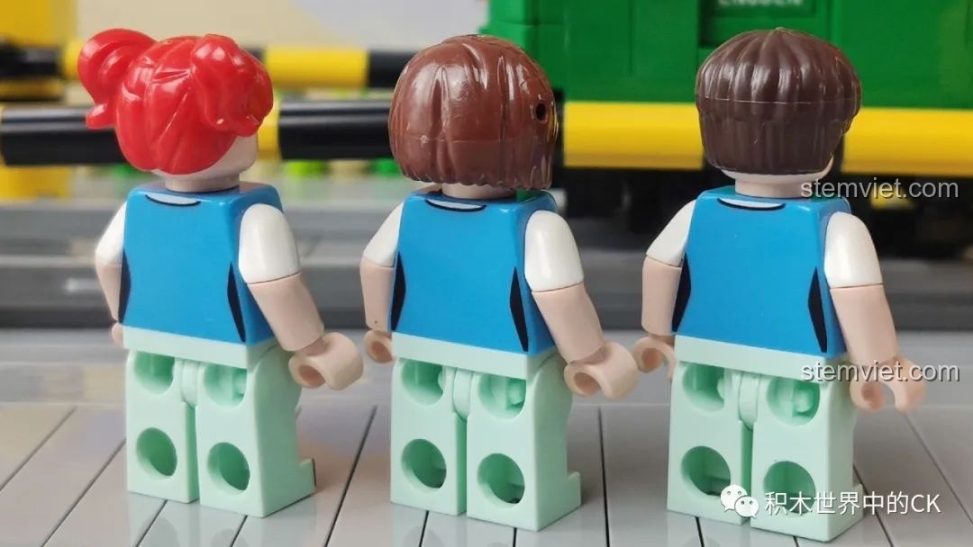 Cận cảnh bảng thông tin ga tàu bên trong toa tàu điện Kamakura của bộ Wekki 506000.