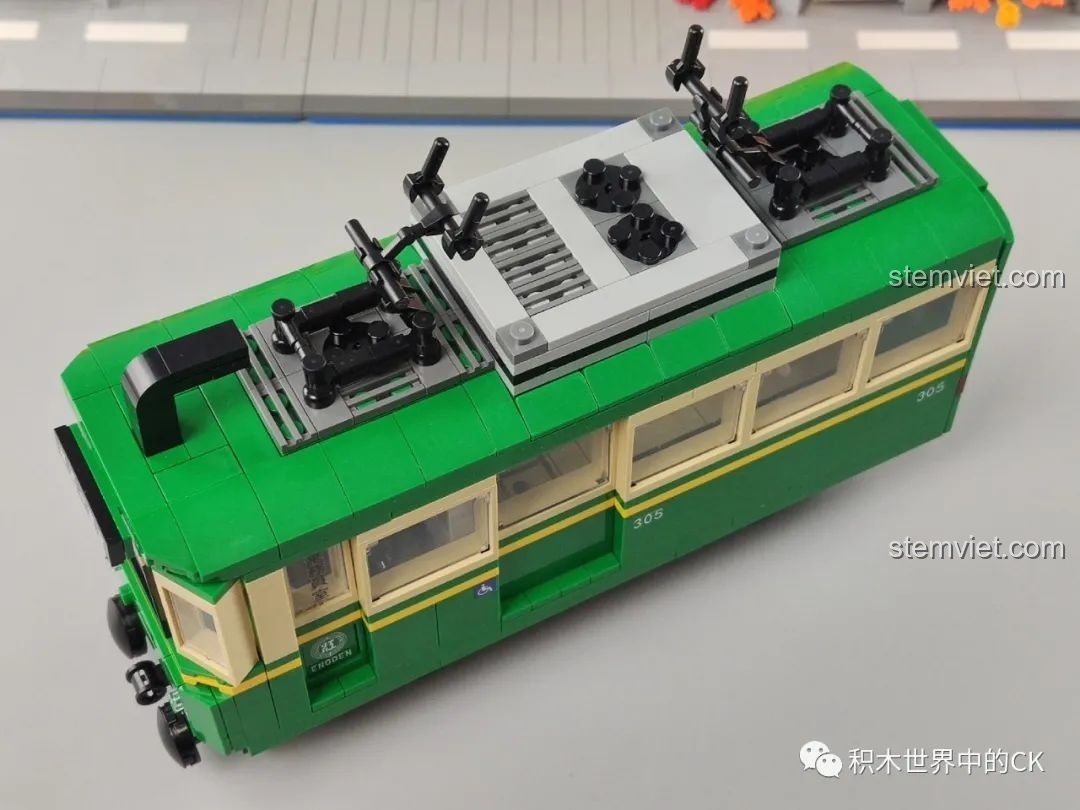 Biển báo 'Kamakura Koko' và đèn tín hiệu trong mô hình Wekki 506000 Đoàn Tàu Kamakura.