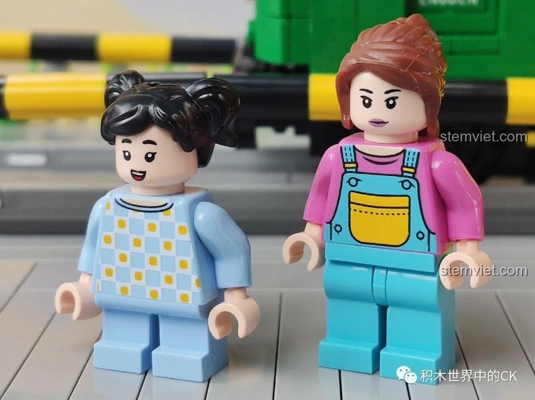 Cận cảnh buồng lái của đoàn tàu điện Kamakura trong bộ Wekki 506000 với các bảng điều khiển.