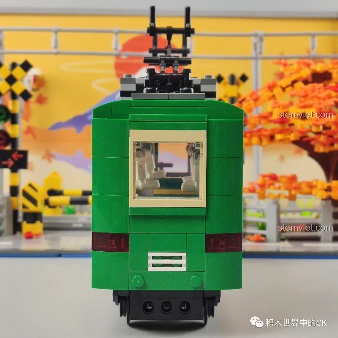 Cận cảnh cây phong đỏ rực trong mô hình cảnh quan mùa thu của bộ Wekki 506000.