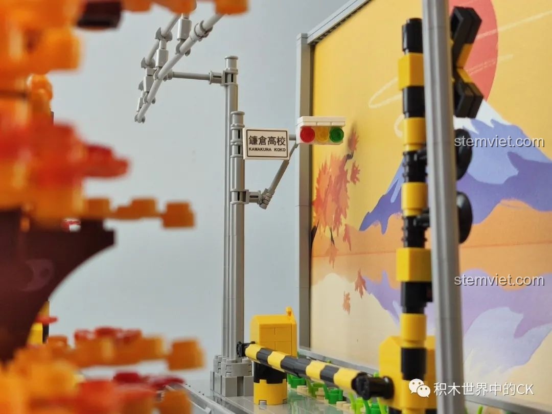 Góc nhìn khác của cảnh giao lộ Kamakura trong mô hình Wekki 506000 Đoàn Tàu Kamakura.