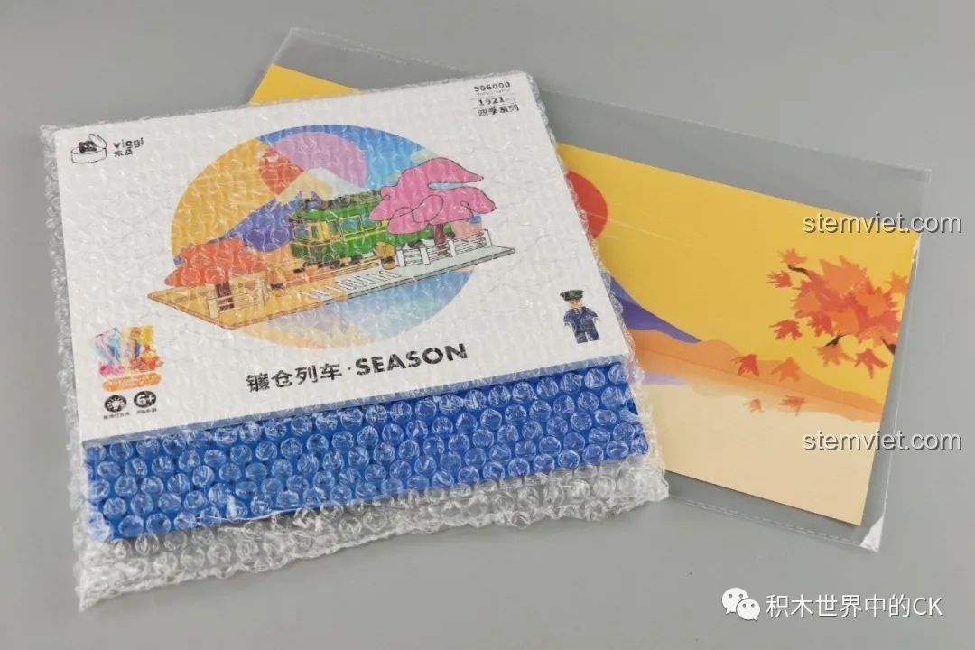 Sách hướng dẫn và tấm nền cảnh quan của bộ lắp ghép Wekki 506000 Đoàn Tàu Kamakura được bọc bảo vệ.