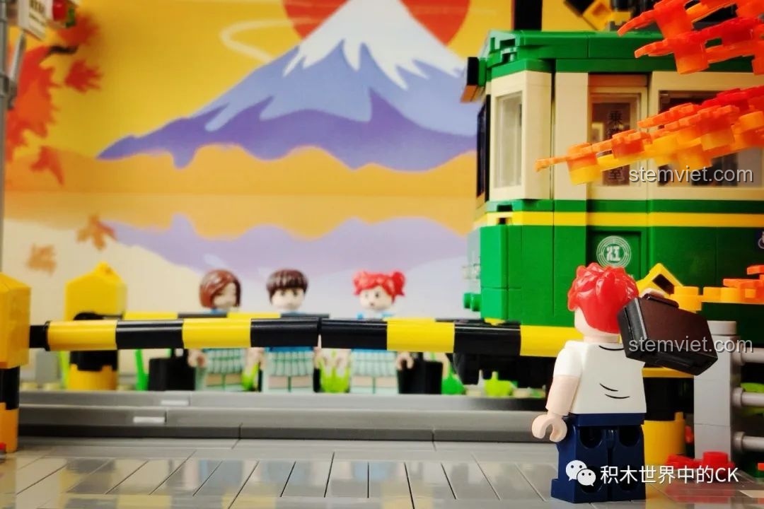 Cận cảnh các minifigures đứng chờ tàu tại giao lộ Kamakura trong mô hình Wekki 506000.