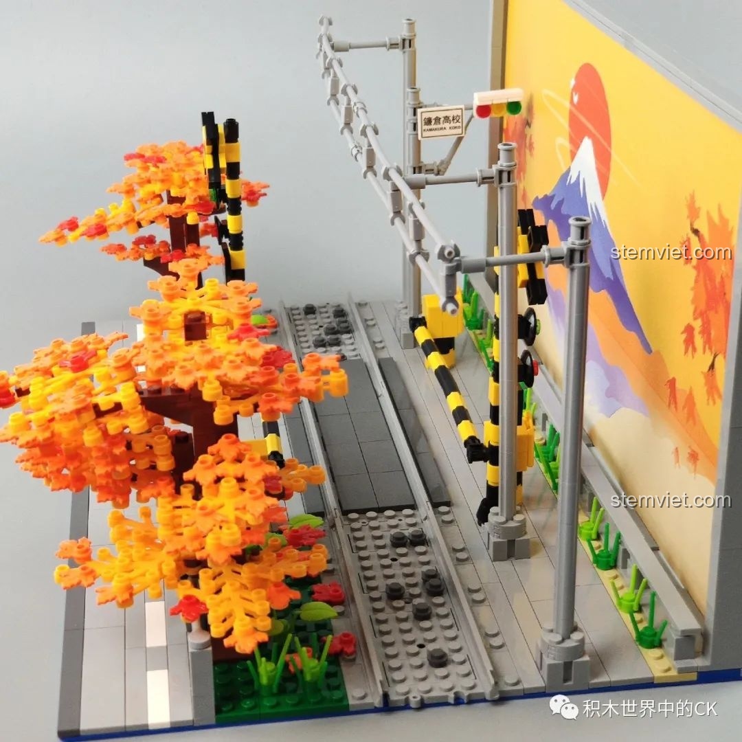 Cận cảnh các minifigures đứng chờ tàu tại giao lộ Kamakura trong mô hình Wekki 506000.