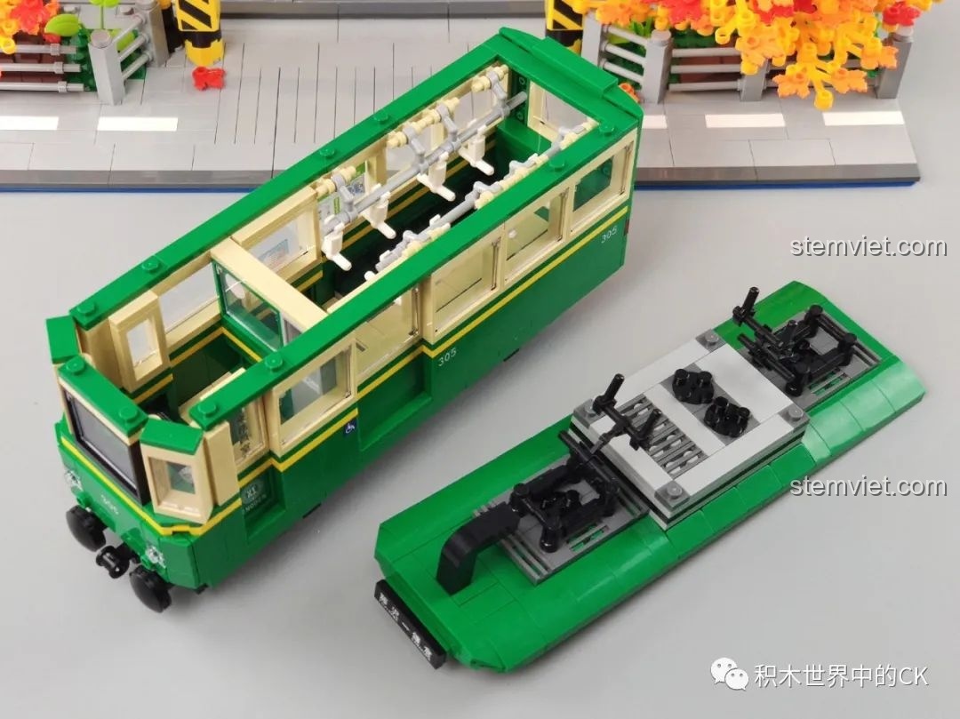 Góc nhìn từ phía sau các minifigures nam của bộ Wekki 506000 Đoàn Tàu Kamakura Bốn Mùa.