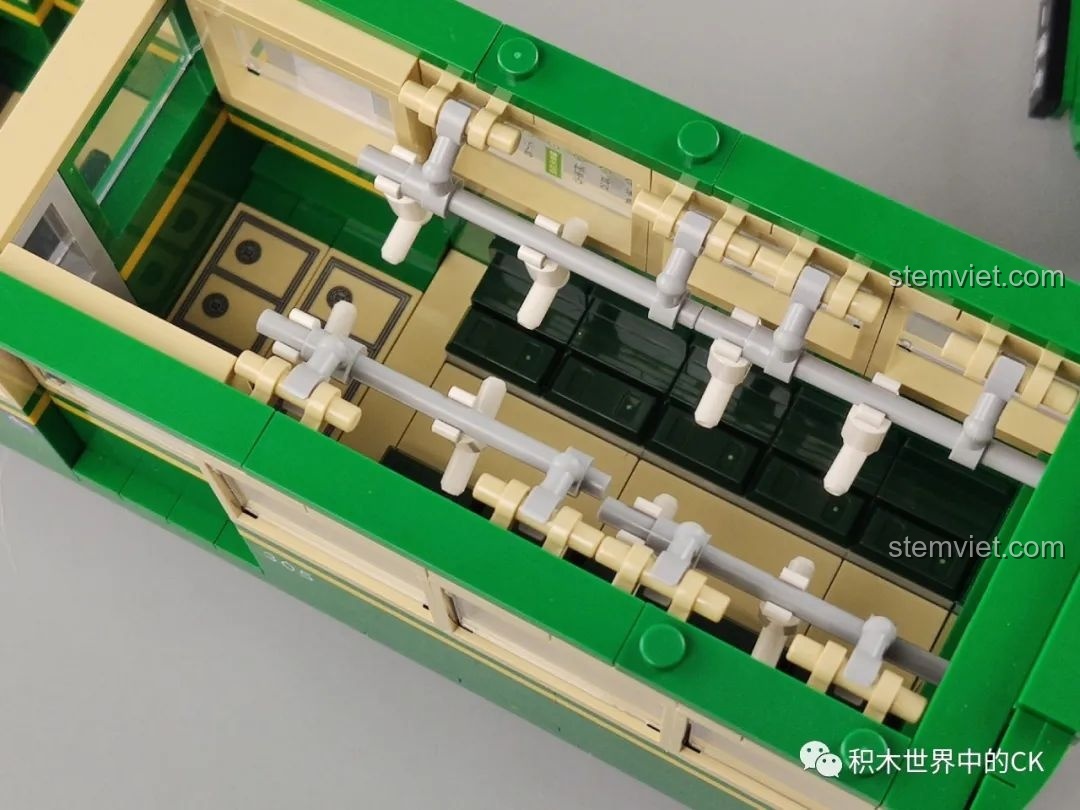 Ba minifigures nữ trong đồng phục học sinh của bộ Wekki 506000 Đoàn Tàu Kamakura.