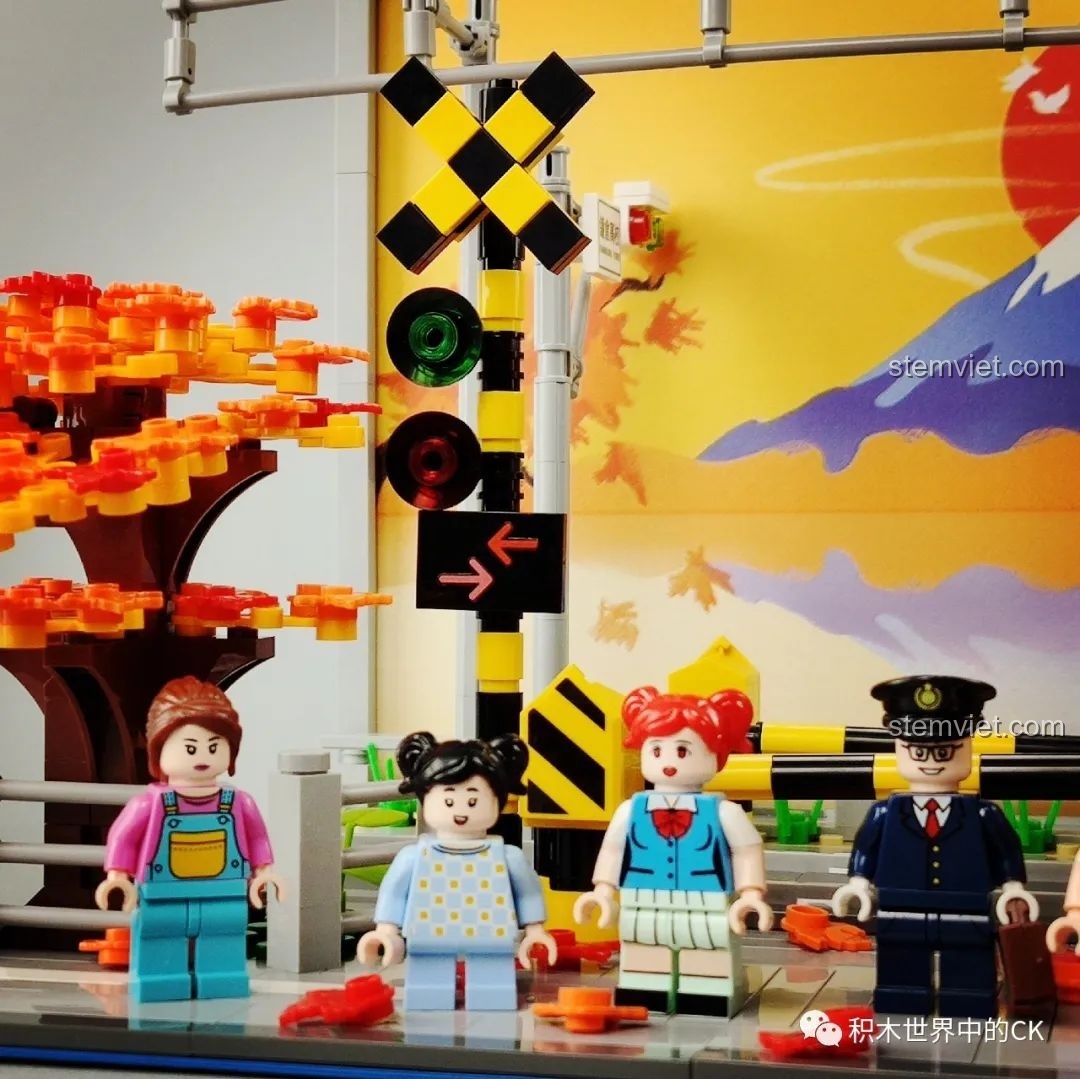 Cận cảnh các minifigures nữ và nhân viên nhà ga của bộ Wekki 506000 Đoàn Tàu Kamakura.