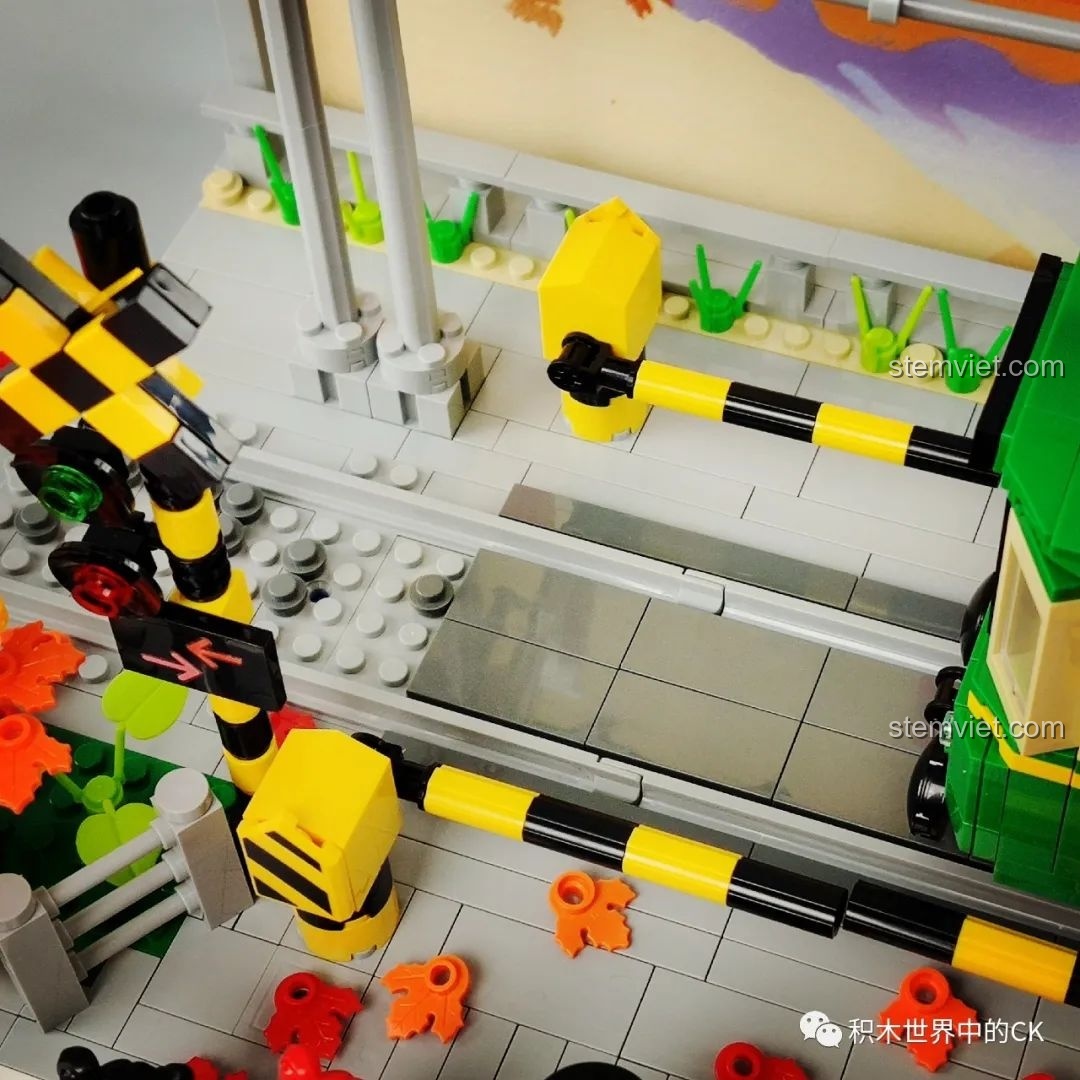 Góc nhìn từ phía sau các minifigures nữ và nhân viên nhà ga của bộ Wekki 506000.