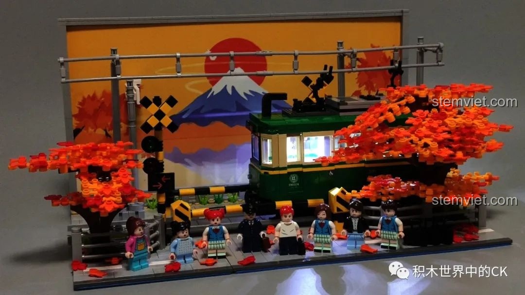 Cận cảnh các minifigures nữ và nhân viên nhà ga của bộ Wekki 506000 Đoàn Tàu Kamakura.