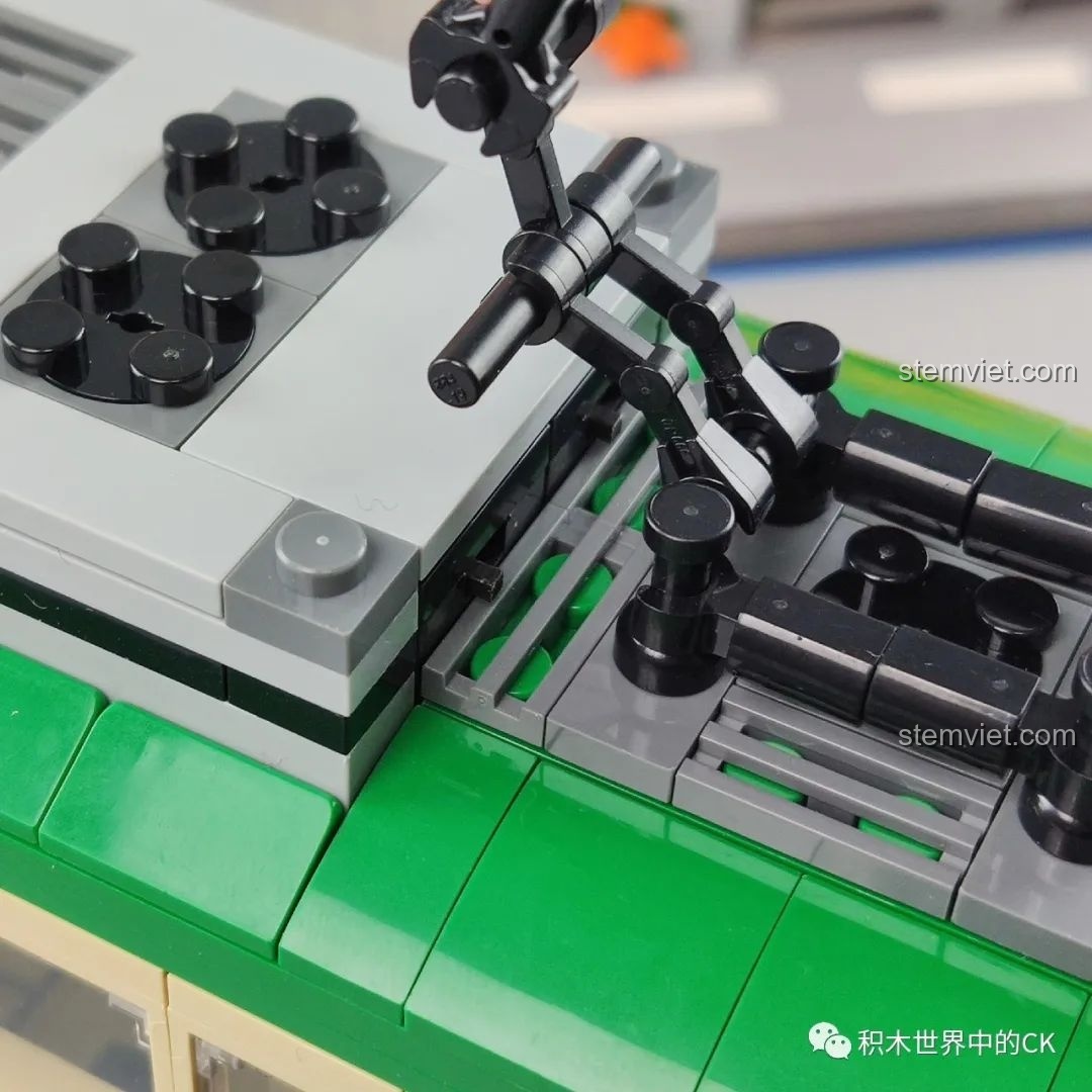 Góc nhìn từ phía sau hai minifigures nữ với trang phục thường ngày của bộ Wekki 506000.