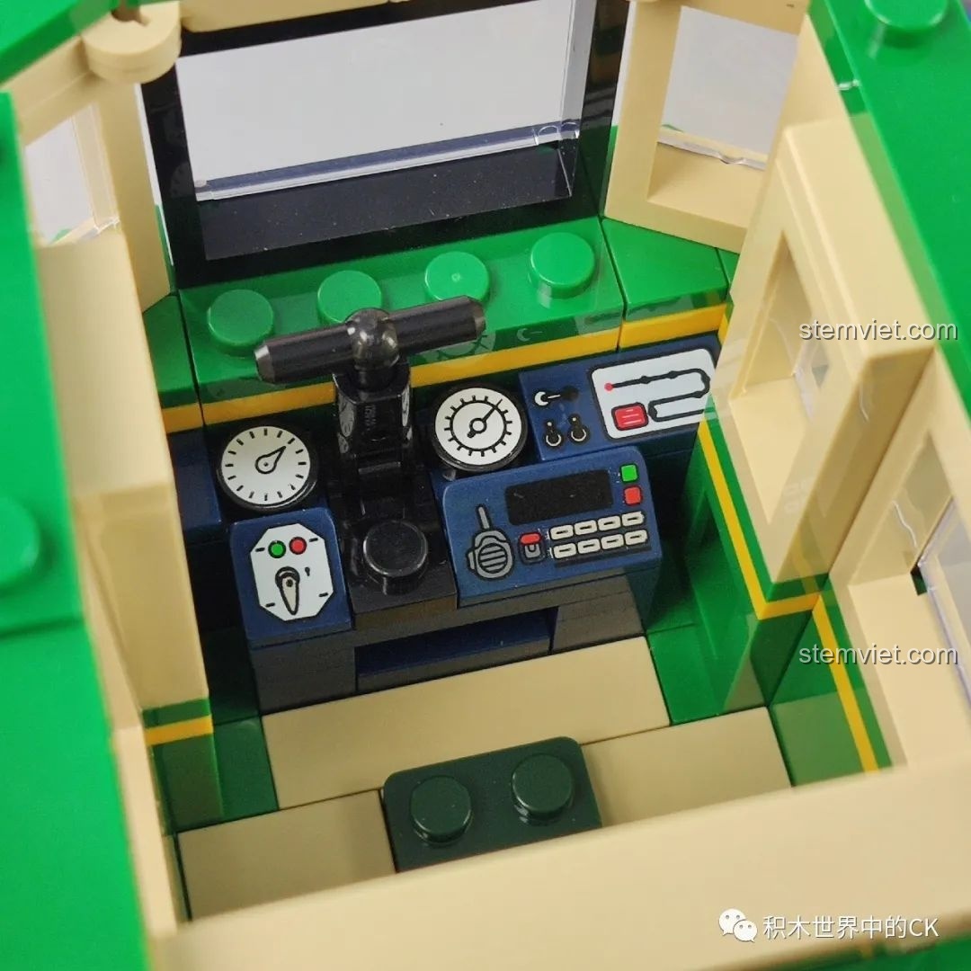 Hai minifigures nữ với trang phục thường ngày của bộ Wekki 506000 Đoàn Tàu Kamakura.