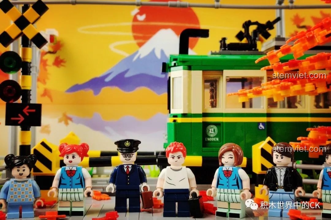 Góc nhìn từ phía sau các minifigures của bộ Wekki 506000 Đoàn Tàu Kamakura Bốn Mùa.