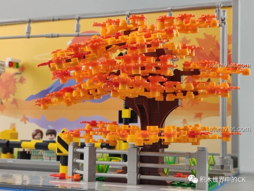 Cận cảnh các minifigures và đoàn tàu điện Kamakura trong mô hình Wekki 506000.