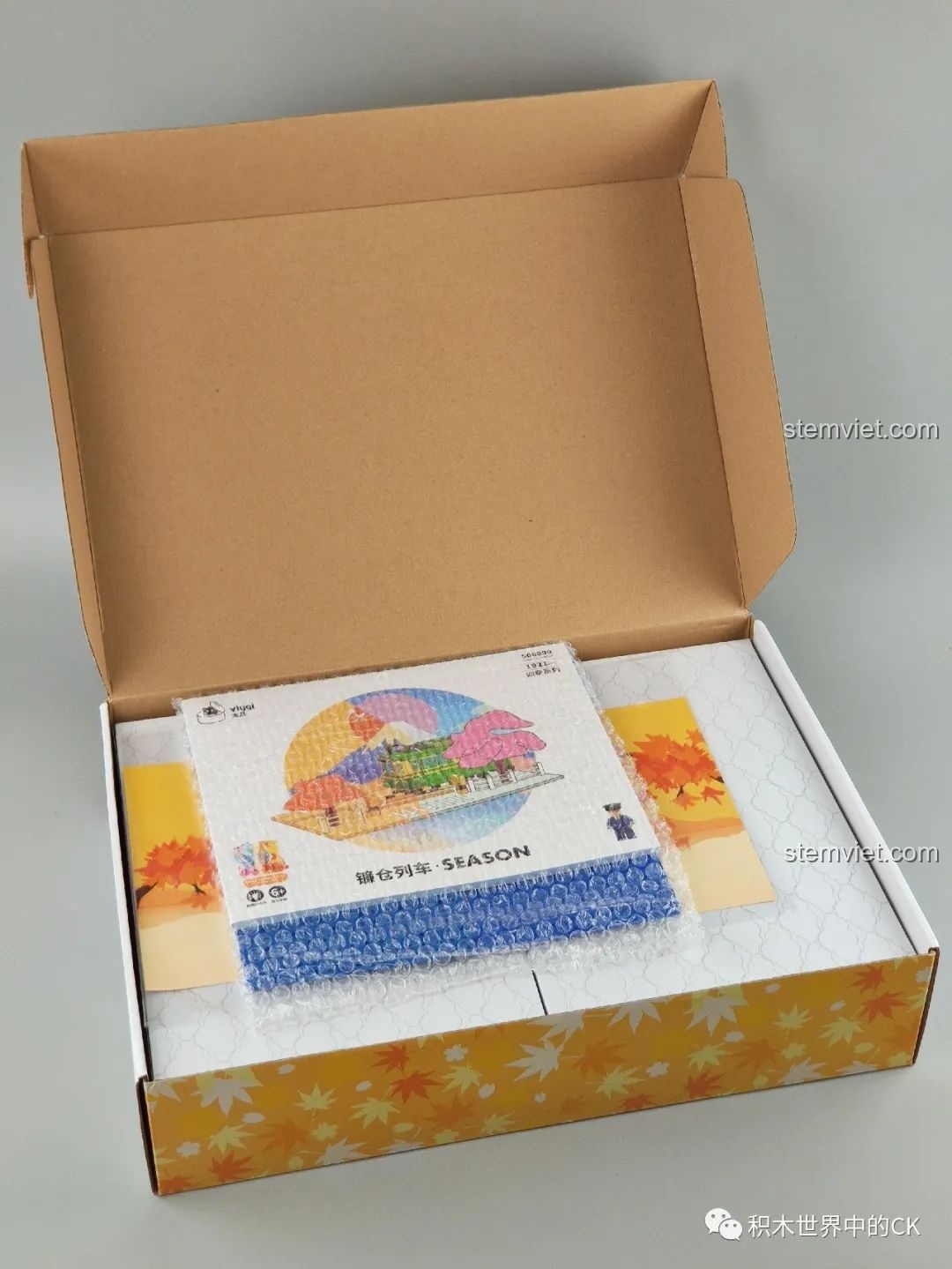 Bên trong hộp bộ lắp ghép Wekki 506000 Đoàn Tàu Kamakura Bốn Mùa với sách hướng dẫn và tấm nền được bọc cẩn thận.