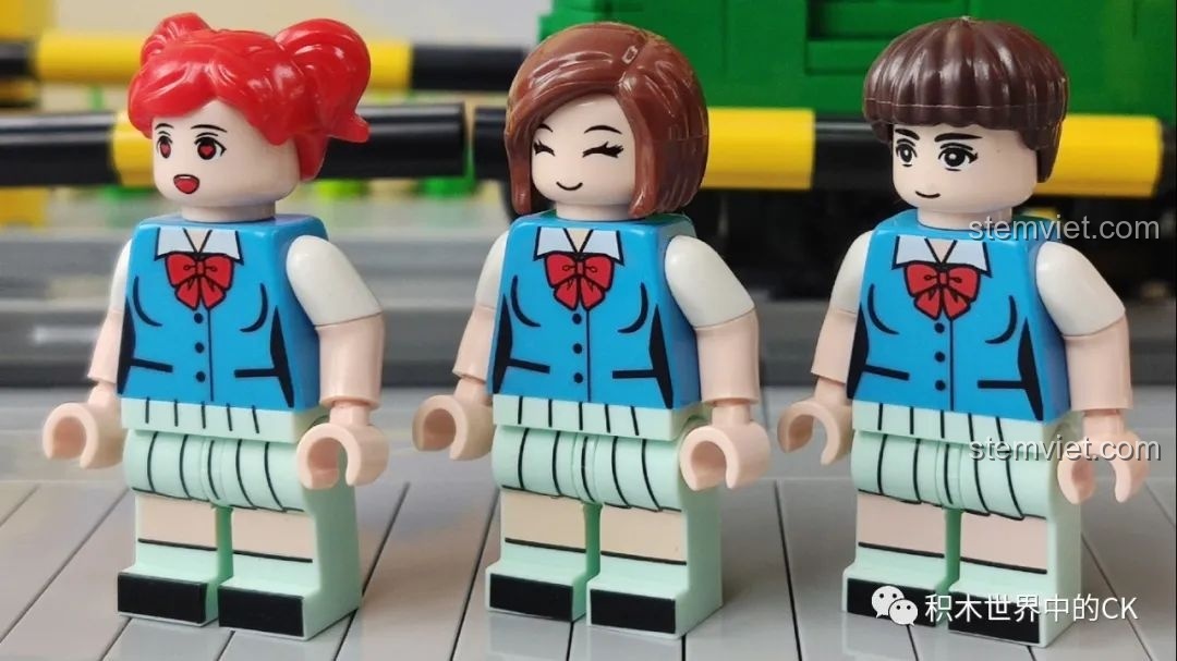 Cận cảnh nội thất bên trong toa tàu điện Kamakura của bộ Wekki 506000 với ghế ngồi và tay vịn.