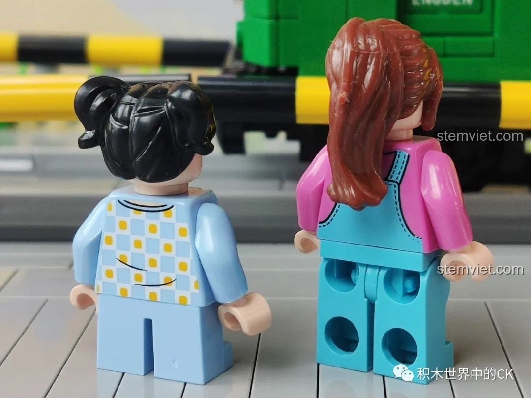 Cận cảnh hệ thống pantograph trên nóc đoàn tàu điện Kamakura của bộ Wekki 506000.