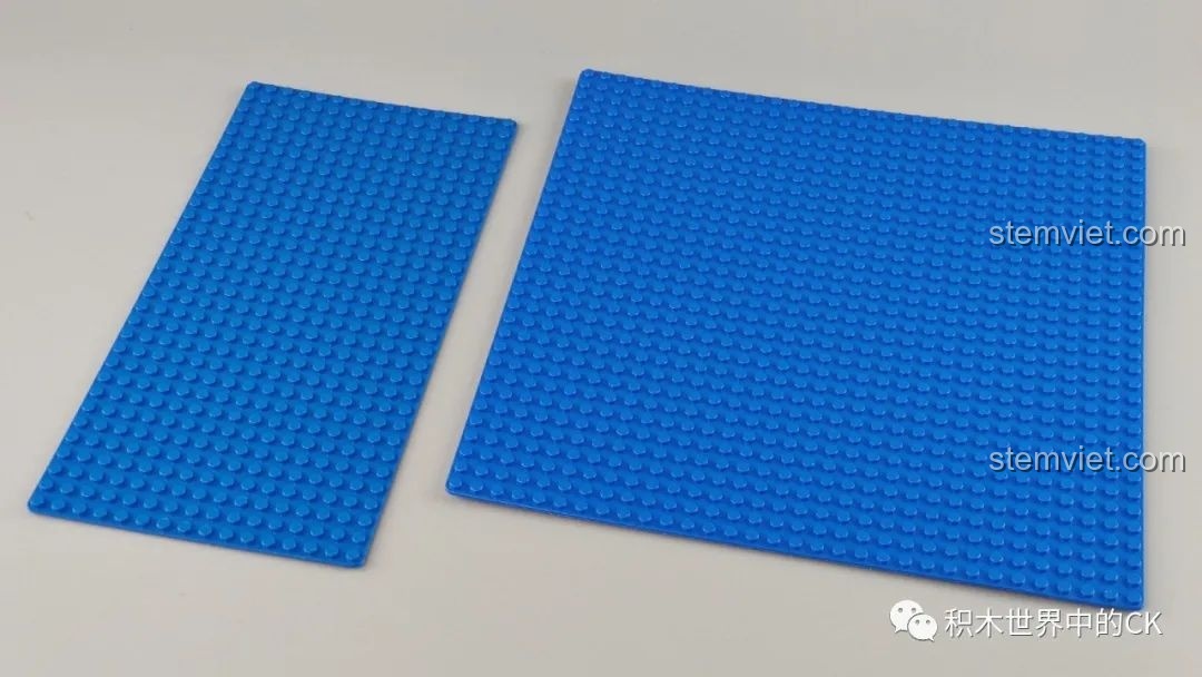 Hai tấm nền màu xanh dương dùng làm đế cho bộ lắp ghép Wekki 506000 Đoàn Tàu Kamakura.