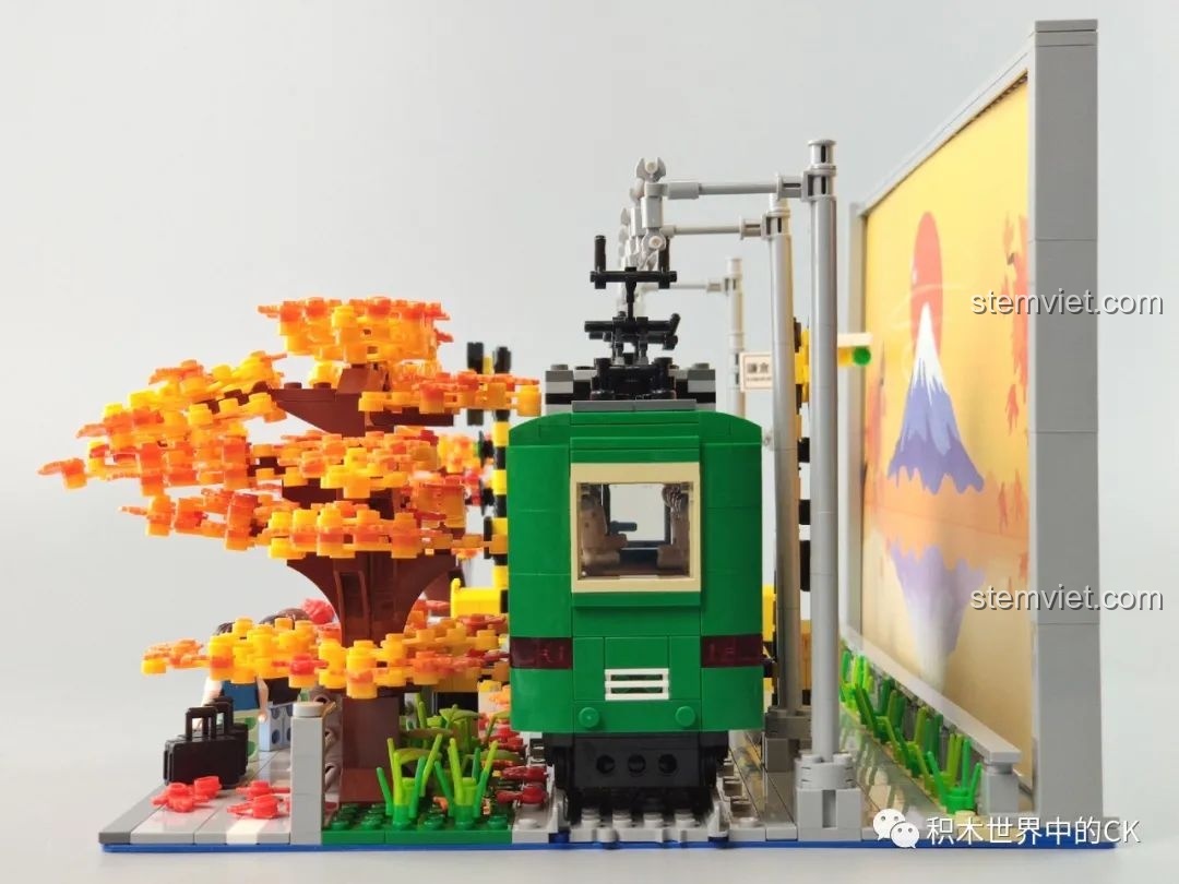 Mặt bên đoàn tàu điện Kamakura của bộ Wekki 506000 với số hiệu '305' và chi tiết cửa sổ.