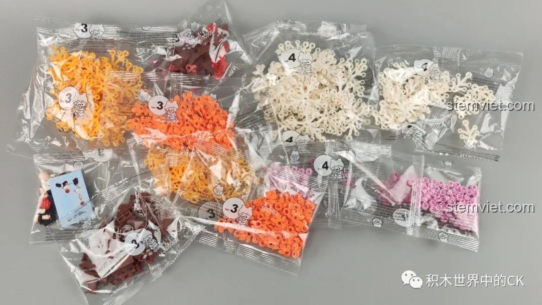 Mô hình đoàn tàu điện Kamakura đã lắp ráp hoàn chỉnh với các minifigures đi kèm.