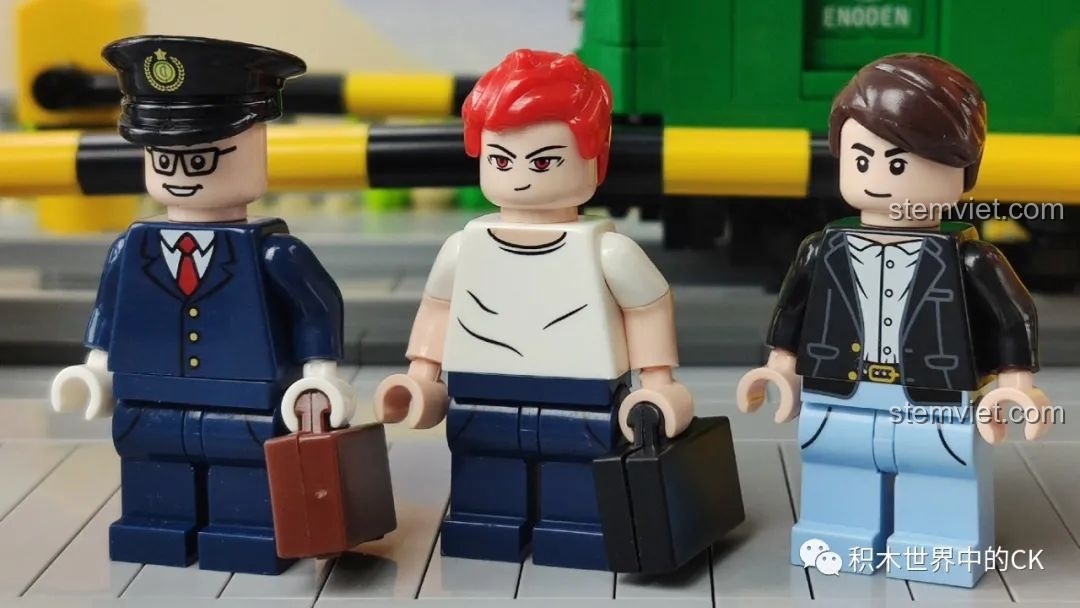 Góc nhìn từ trên cao xuống nóc đoàn tàu điện Kamakura của bộ Wekki 506000, thể hiện hệ thống pantograph.