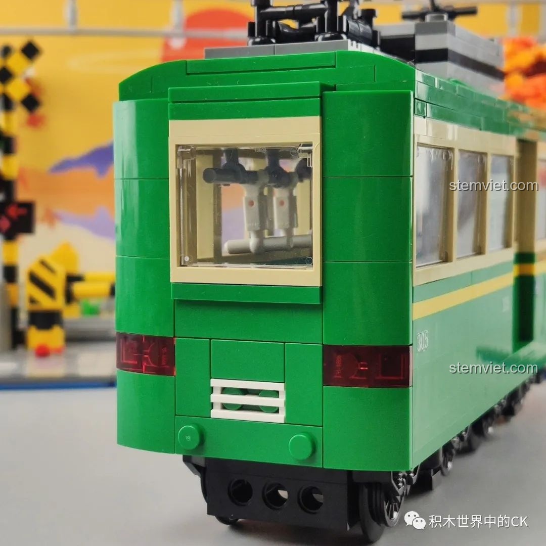 Mô hình đoàn tàu điện Kamakura của bộ Wekki 506000 phát sáng trong cảnh mùa thu.