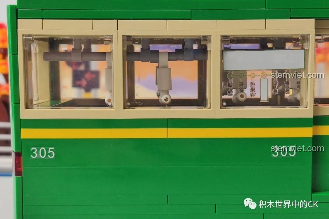 Mô hình đoàn tàu điện Kamakura của bộ Wekki 506000 phát sáng từ bên trong toa tàu.