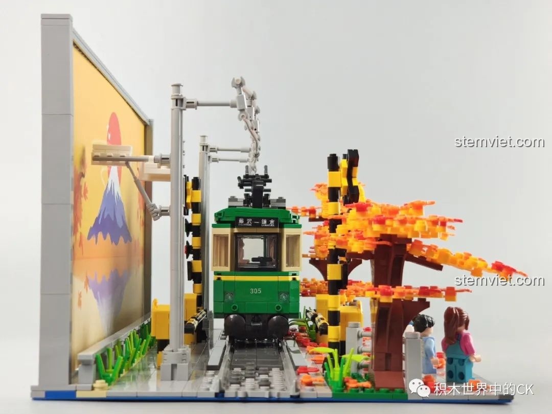 Góc nhìn từ phía sau đoàn tàu điện Kamakura của bộ Wekki 506000, thể hiện chi tiết đèn hậu.