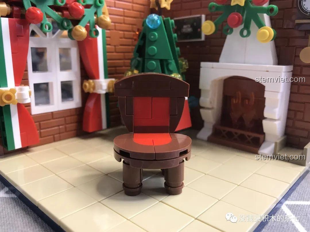 Bàn ăn đầy ắp món ngon như gà tây, pizza trong bộ lắp ráp Wekki 506001 Ngôi Nhà Giáng Sinh.