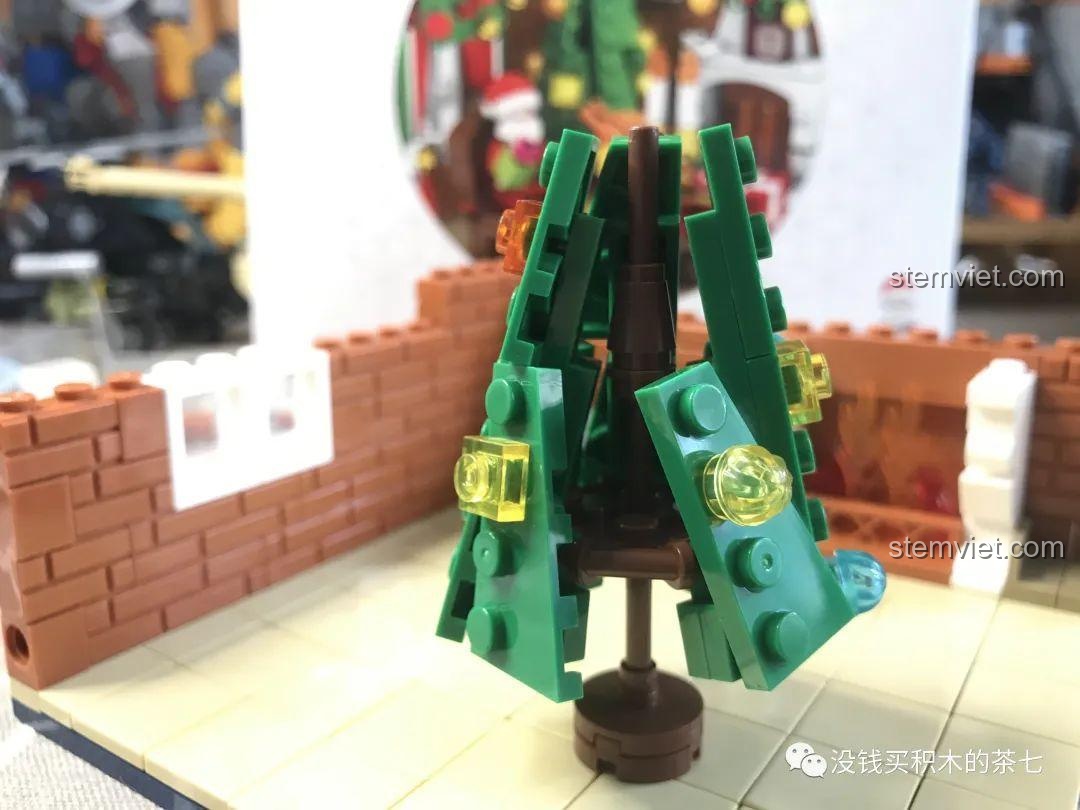 Cây thông Noel đang được lắp ráp trong bộ Wekki 506001 Ngôi Nhà Giáng Sinh.