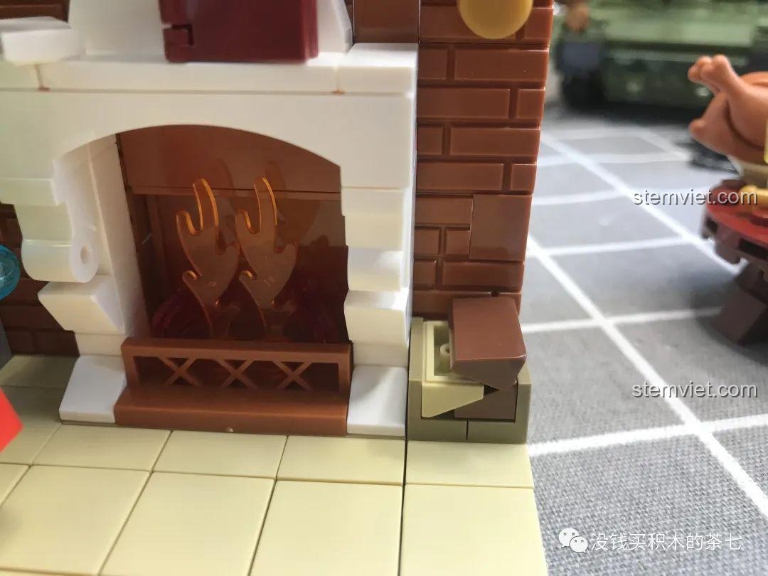 Củi gỗ được đặt cạnh lò sưởi trong bộ lắp ráp Wekki 506001 Ngôi Nhà Giáng Sinh.