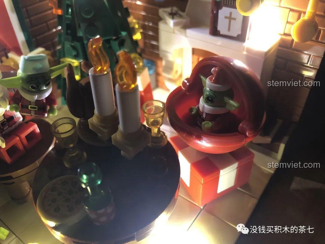 Cận cảnh chi tiết của mô hình Wekki 506001 Ngôi Nhà Giáng Sinh với đèn LED nâng cấp.