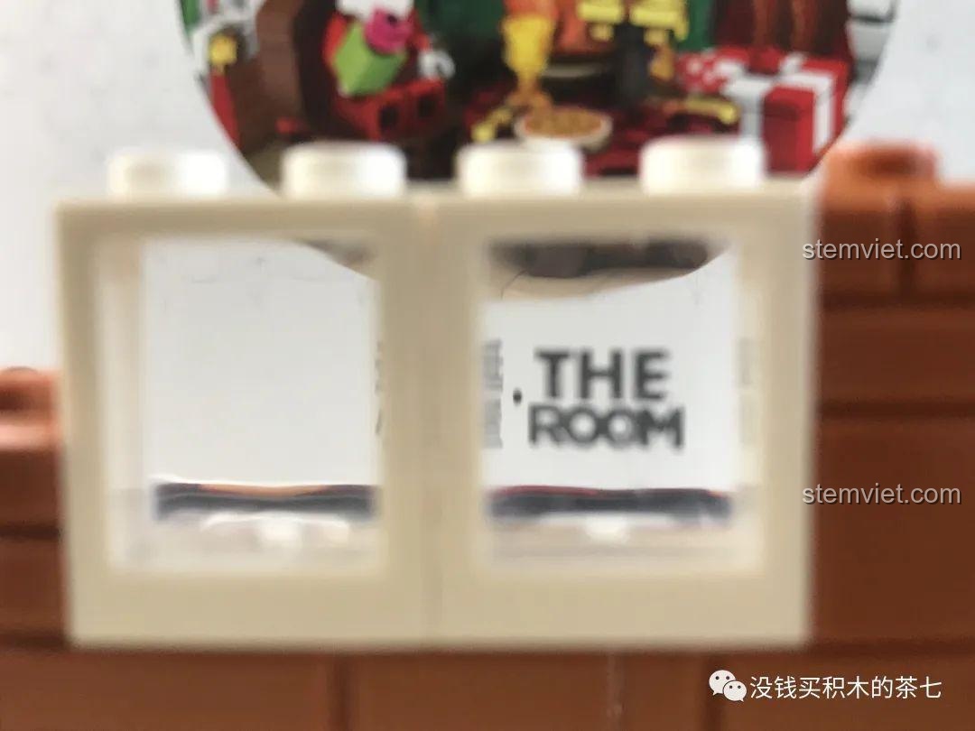 Kiểm tra độ trong suốt của cửa sổ trong bộ lắp ráp Wekki 506001 Ngôi Nhà Giáng Sinh.