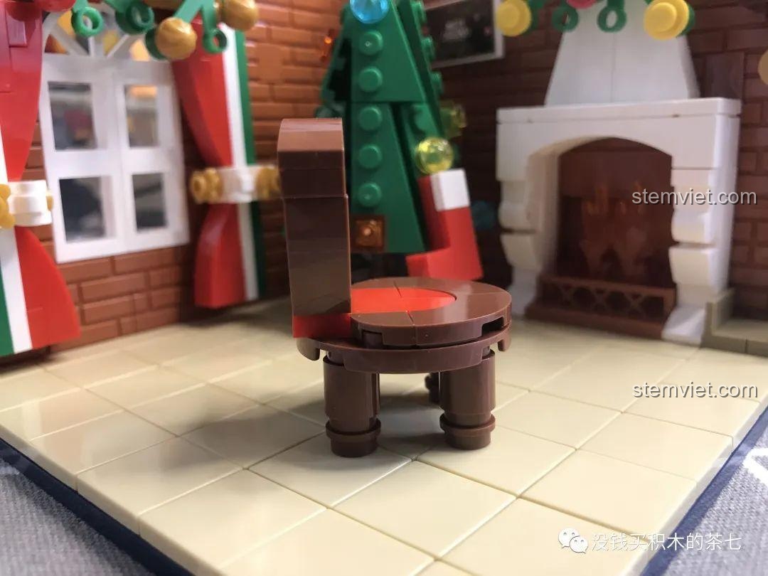 Chiếc ghế gỗ nhỏ xinh trong bộ lắp ráp Wekki 506001 Ngôi Nhà Giáng Sinh.